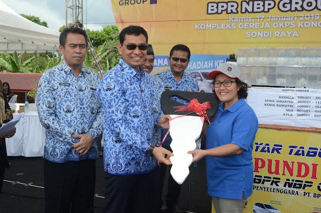 Gebyar Pundi: Pemberian Hadiah pada Pemenang Undian oleh Bupati Simalungun