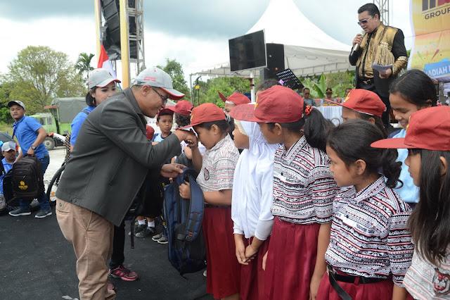Gebyar Pundi: PENYERAHAN HADIAH TAS SEKOLAH UNTUK ANAK YATIM /PIATU OLEH DIREKTUR UTAMA PT. BPR NBP 7 (BAPAK AGUN PRYONO PURBA, SE)